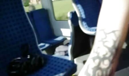 Belles jeunes lesbiennes plaisent aux chattes dans une piscine un eleve baise sa prof extérieure