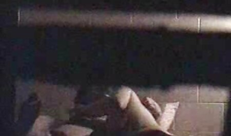 Striptease brune mignonne aux cheveux longs, brossage, cheveux longs prof et eleve porno