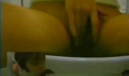 Une mignonne blonde baise la bite brune de son petit porno avec son prof ami