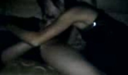 Une teen blonde surprise en train de regarder son beau-père porno de élève